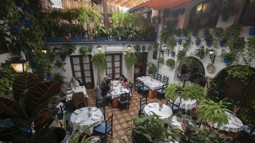 Patio cordobés tradicional para cena de Nochevieja de grupo